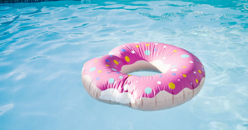 Summer Pool Bag Necessities blog post